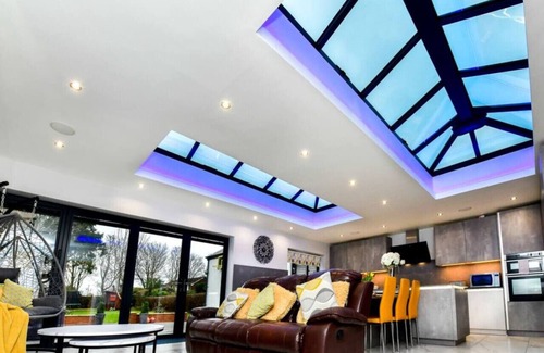 Cyncoed House | City Bliss Escape - free parking and family-sized comfort