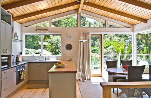 Titirangi Apartment | City-Bush Retreat - serviced private quiet fully equipped quality apartment