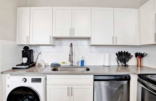 Central Business District Apartment | City Center Apartment - Free Parking & Great Views!