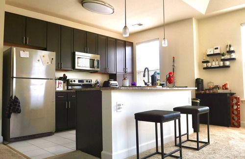 Huntington Apartment | City center luxe Huntington metro PS5+fast Wi-Fi