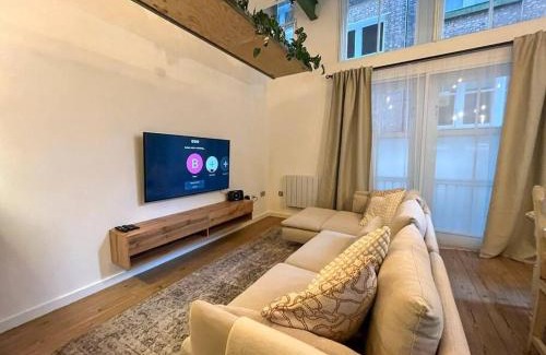 Ashton-under-Lyne House | City Centre Loft Apartment