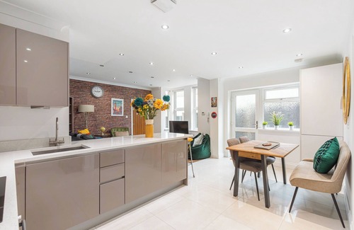 High Wycombe Apartment | City Centre Maison - Highly sought after.
