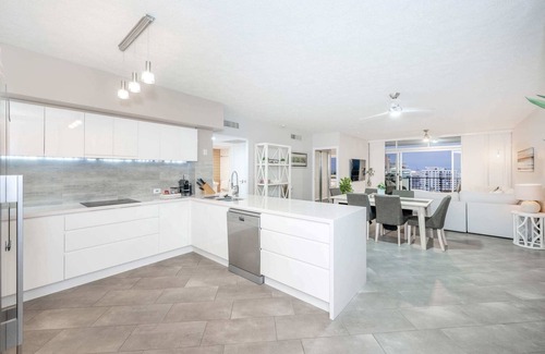 Townsville Apartment | City Centre Retreat at Highpoint Luxury Apartments
