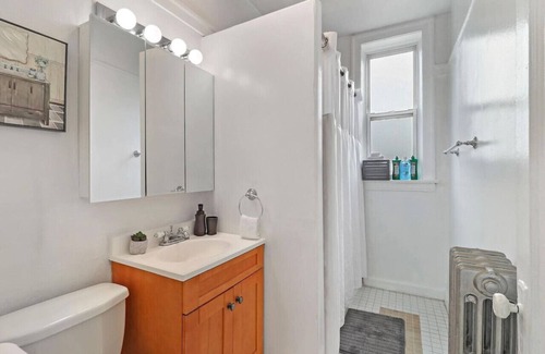 Ravenswood Apartment | City Charm Studio Apt close to Shops