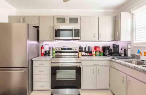 Peachtree Corners House | City Escape with King Bed, Arcade, Bagel Bar, & Firepit
