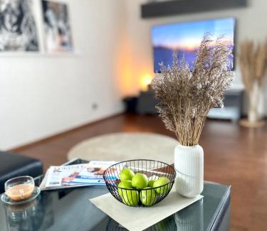 North Geestemund Apartment | City Ferienwohnung SKYLINE - mit großem Balkon & XXL- Sofa für bis zu 4 Personen