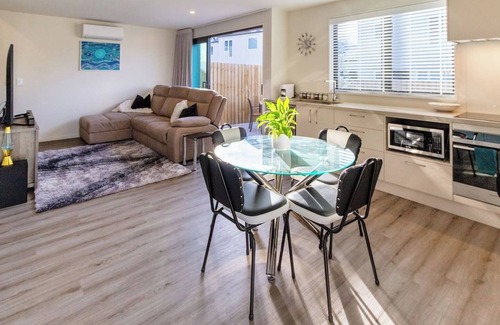 Edgeware House | City Home with Car Park, Sunny Deck & 65-Inch TV