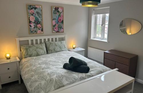 Portswood House | City Retreat 3 Bed House with King, Double and Single