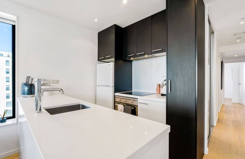 Auckland Central Business District Apartment | City Stunner with City Views, Pool and Gym