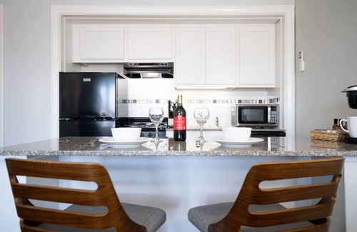 Peoria Apartment | CITY VIBES - Modern Suite in the heart of Downtown