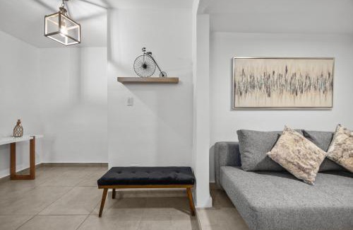 Sagrado Corazon Apartment | City-View Balcony One-Bedroom PH 4 Guests MM6
