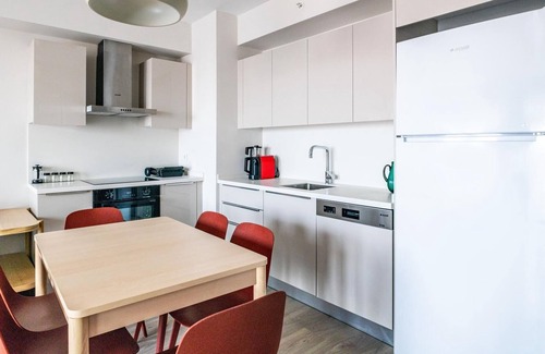 Maltepe Apartment | City View Flat w Balcony Near Metro 9 min to Coast