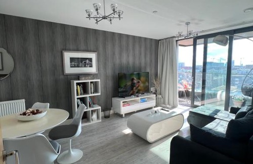 Royal Docks Apartment | Cityscape Serenity: 10th Floor Oasis near City Airport, Excel & 02