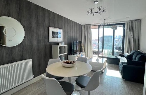 Royal Docks Apartment | Cityscape Serenity: 10th Floor Oasis near City Airport, Excel & 02