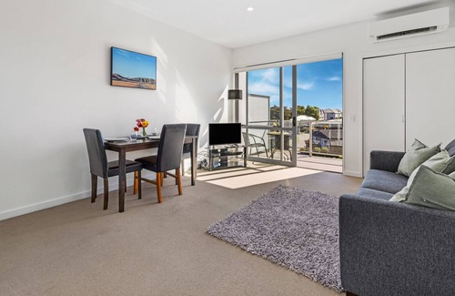 Linwood Cottage | Cityside on Cashel - Christchurch Apartment