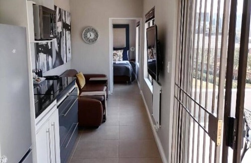 Northcliff Cottage | CityView, a stunning modern apartment