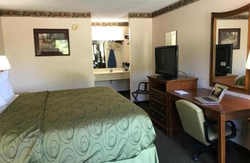 Warren Hotel | Clairmont Inn & Suites - Warren