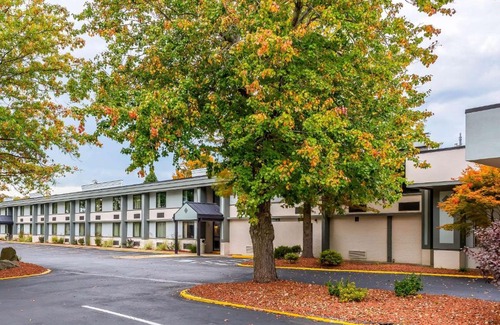 Rostraver Hotel | Clarion Inn Belle Vernon