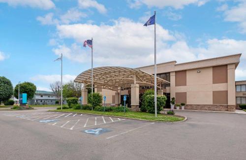 Elmira Hotel | Clarion Inn Elmira-Horseheads