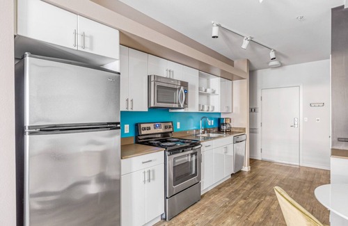West Woodland Apartment | Classic Ballard 1BR w/BBQ, Lounge & W/D, onsite retail, by Blueground
