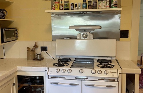Breaux Bridge Cottage | Classic Cajun Cottage on Bayou Teche - 1 & 1/2 miles from Downtown Breaux Bridge