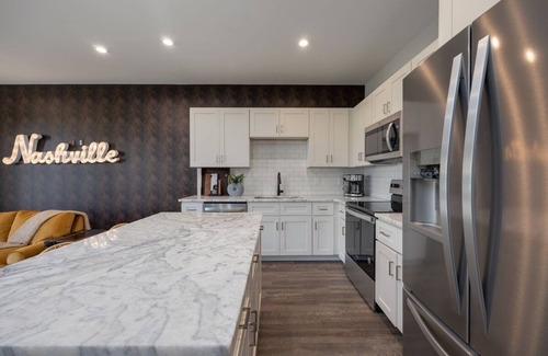 Whitebridge House | Classic Country - Mins to Broadway - Rooftop Deck – Sleeps 8