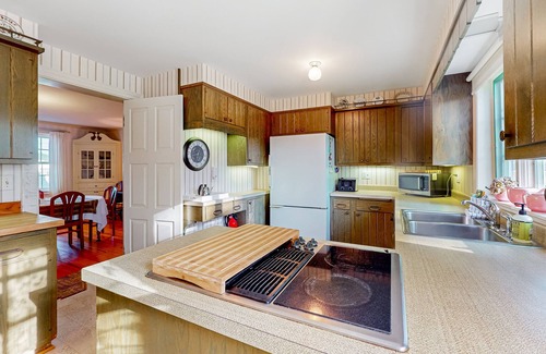 Town of Benton House | Classic country retreat with a game room, bar, expansive outdoor space, & grill