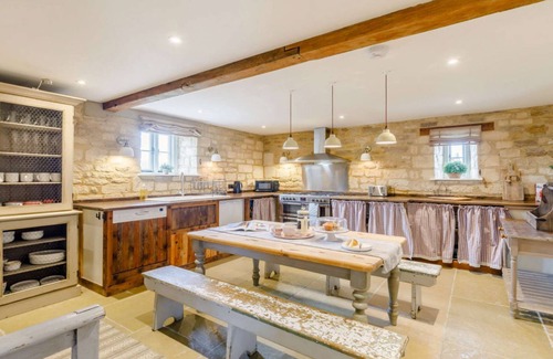 Faringdon Cottage | Classic Family Barn Conversion with hot tub - High & Little Barns