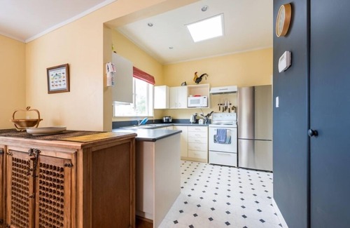 Waitahanui House | Classic kiwi bach - Five Mile Bay. Close to lake.