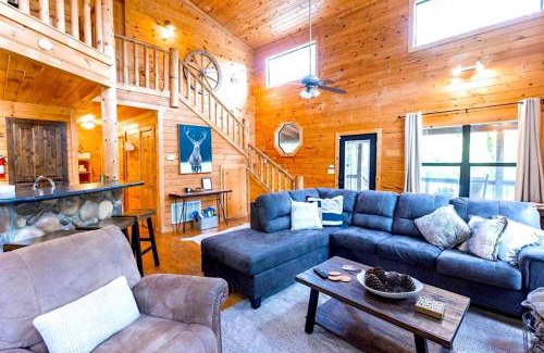 Broken Bow House | Classic Log Cabin with Hot Tub and Firepit near Hochatown, Oklahoma