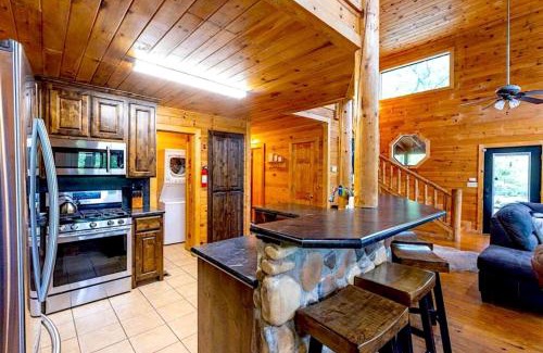 Broken Bow House | Classic Log Cabin with Hot Tub and Firepit near Hochatown, Oklahoma