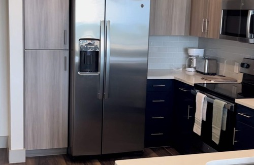 Addison Apartment | Classic Modern Apartment Well Equipped, Fitness Room,Pool & Free Parking