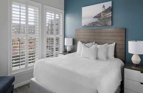 Historic Hill Resort | Classic New England Charm At The Heart of Newport-Wyn. Newport Onshore- 2 Bd.