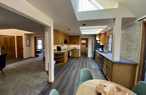 Harlow House | Classy 4+ bedrooms (sleeps10), walk toAutzen/UO/Hayward