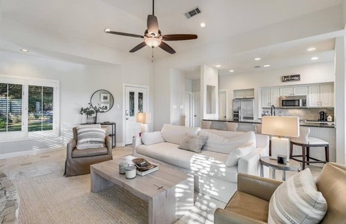 Barton Creek Lakeside Cottage | Classy and Cozy Cottage #6 in Barton Creek Lakeside- inside private country club