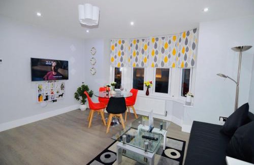 Reading City Centre Apartment | Classy Central Self Contained Flat by CozyNest
