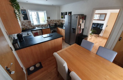 Clyst St Mary House | Classy Family House With Gym, Free Parking and close to Train station