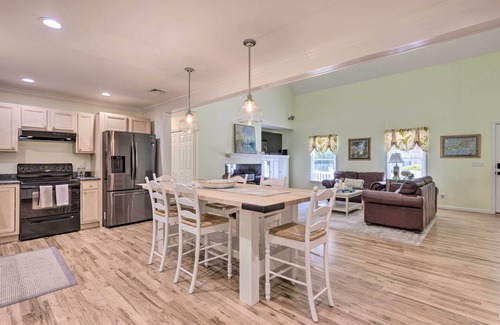 Jamesport House | Classy Getaway w/Deck & Yard < 1 Mi to Beach