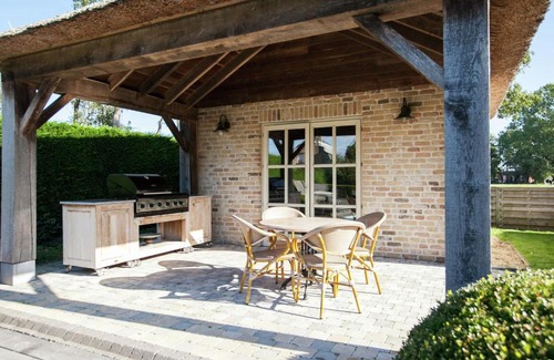 Zedelgem House | Classy Holiday Home in Aartrijke with Private Swimming Pool