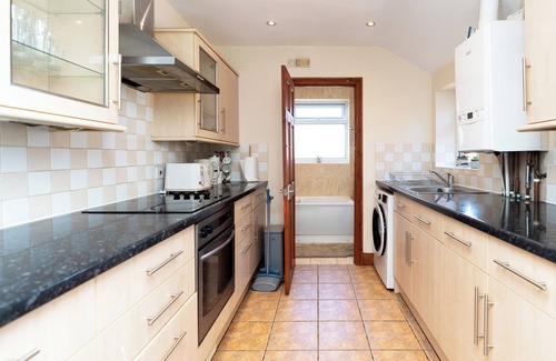 Eastleigh Apartment | Classy Home near Southampton Airport -Free parking