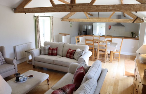 Littlebredy Cottage | Clayhanger Lodge is a spacious, converted detached barn