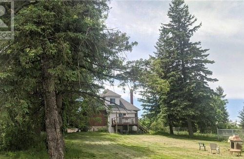 Guelph House | Clean Air! A Home Space with lots of Character+200-foot backyard to enjoy.