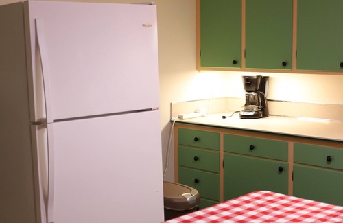Manitowoc Apartment | Clean and cute 2 bedroom upper with garden view. Froedtert Hospital blocks away.