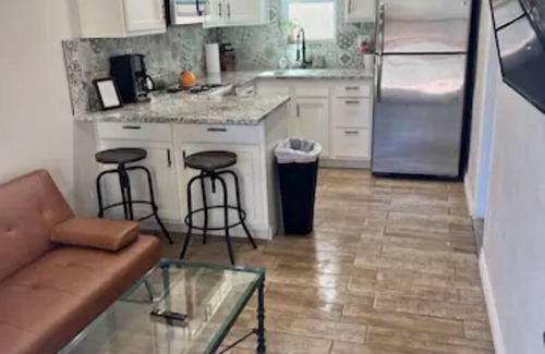 Jefferson Park Apartment | Clean and Modern Mid-Town Casita - 5 minutes to UofA and downtown Tucson