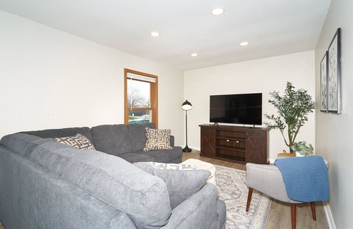 Westfield House | Clean and Updated Ranch Close to Grand Park, Restaurants and Hospital