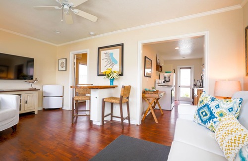 West Newport Cottage | Clean Cottage for 2, Great Location! Large Patio, AIR, WiFi, Grill- VALUE!