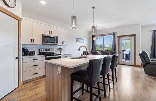 Sylvan Lake House | Clean, Cozy, 4 Bedroom House ~ Close to the Lake ~ Air Conditioning ~ Games Room
