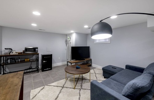 Capitol View Apartment | Clean&Cozy English Basement