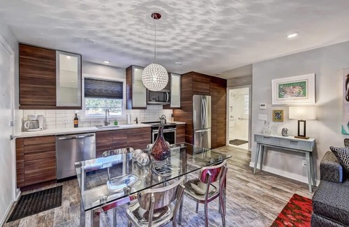 Cherry Condo | Clean Myers Park 1BR King Condo | Queens Rd