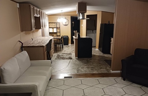 East Liverpool House | Clean, updated 3-bedroom mobile home in peaceful, Glenmoor Ohio with AC, WiFi